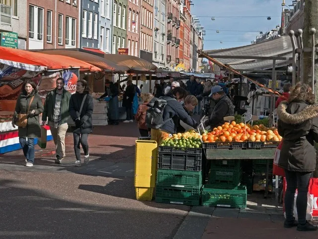 Eladó és vásárlók a zöldség-gyümölcs standnál